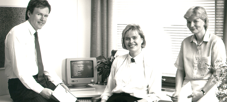 Vanha kuva Ilmarisen työntekijöistä toimistossa.