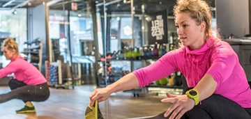 Laura Peippo kyykyssä jumppa-asennossa Levi Wellness Clubin salissa.