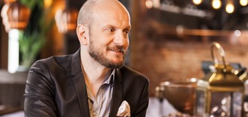 Hans Välimäki ravintolassa, muotokuva.