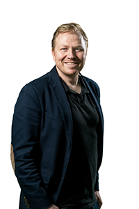 Aki Riihilahti hymyilee yksin kuvassa.