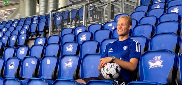  Helsingin Jalkapalloklubin fysioterapeutti Niklas Virtanen istuu katsomossa.