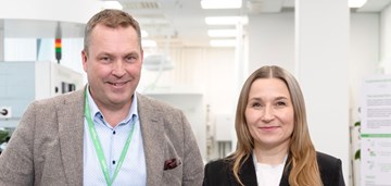 Schneider Electricin toimitusjohtaja Jani Vahvanen  ja  henkilöstöjohtaja Hanna Gil .