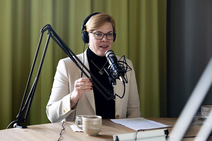 Ilmarisen työterveyden erityisasiantuntija Annika Jalli podcast-studiossa.
