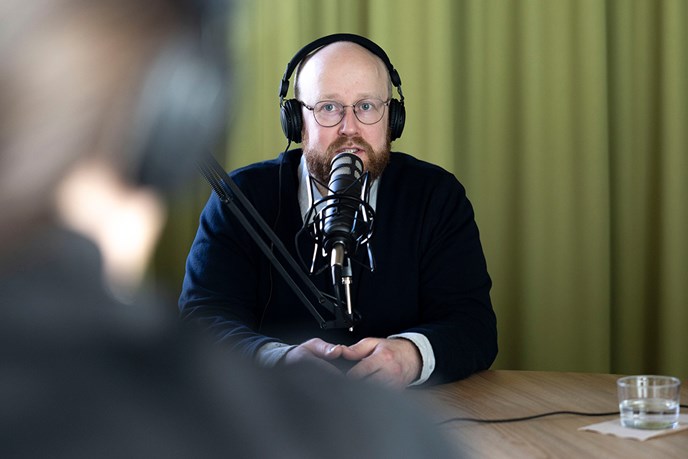 Asiantuntijapsykologi Juho Mertanen podcast-studiossa.
