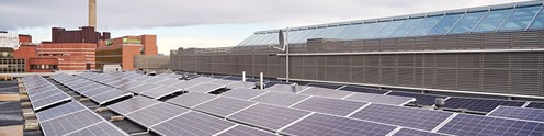 Ilmarisen toimitalon katolla sijaitsevat aurinkopaneelit.